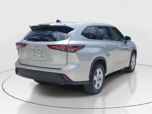 Celestial Silver Metallic 2024 Toyota Highlander LE