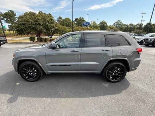 2022 Jeep Grand Cherokee LAREDO