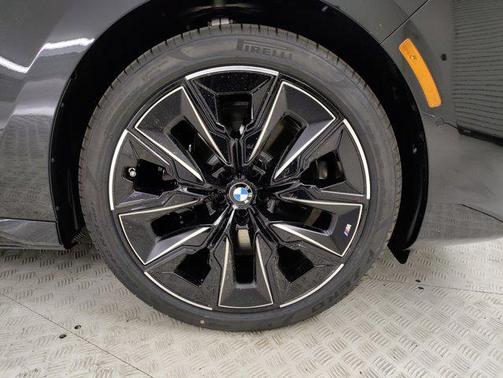 2025 BMW 740 i
