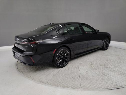 2025 BMW 740 i