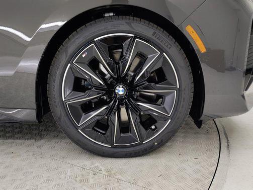2025 BMW 740 i