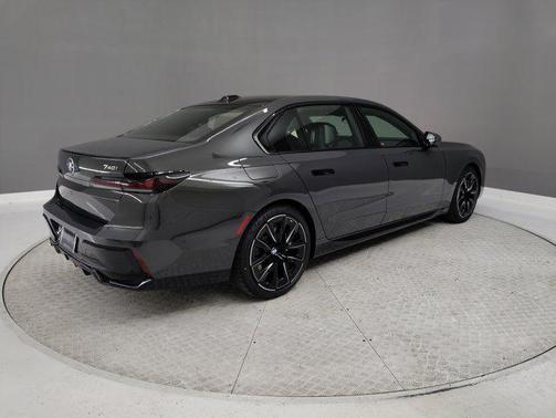 2025 BMW 740 i