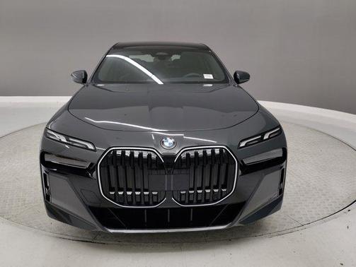 2025 BMW 740 i