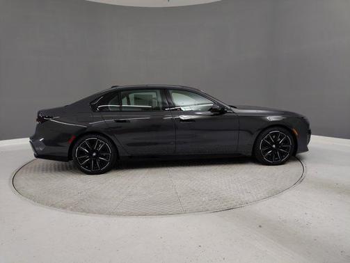2025 BMW 740 i