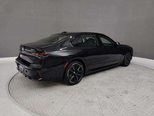 2025 BMW 740 i