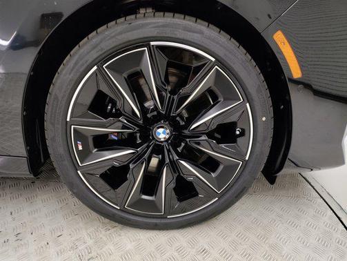 2025 BMW 740 i