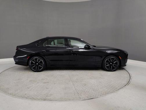 2025 BMW 740 i