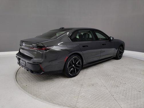 2025 BMW 740 i