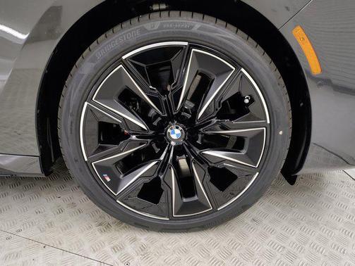 2025 BMW 740 i