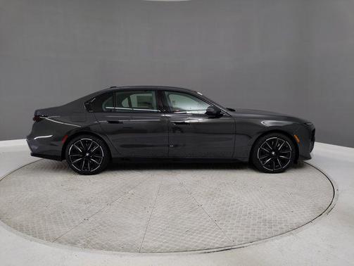 2025 BMW 740 i