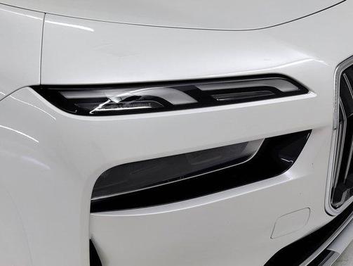 Mineral White Metallic 2025 BMW i7 xDrive60