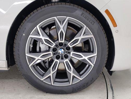 Mineral White Metallic 2025 BMW i7 xDrive60