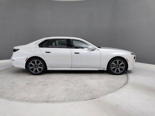 Mineral White Metallic 2025 BMW i7 xDrive60