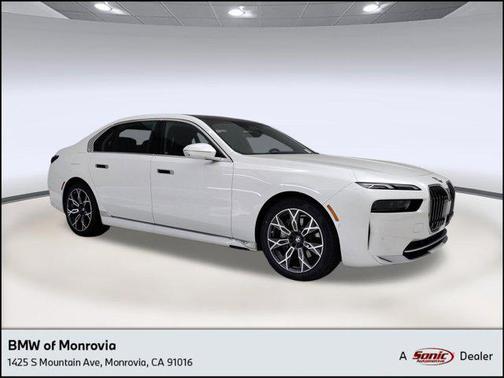 Mineral White Metallic 2025 BMW i7 xDrive60