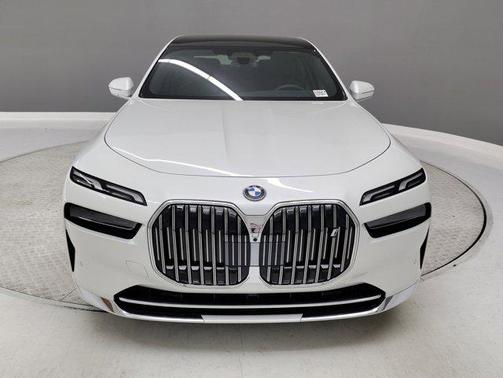 Mineral White Metallic 2025 BMW i7 xDrive60