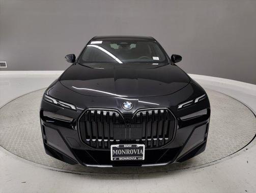 2025 BMW 740 i