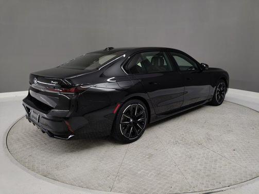 2025 BMW 740 i