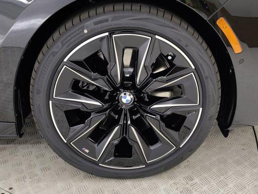 2025 BMW 740 i