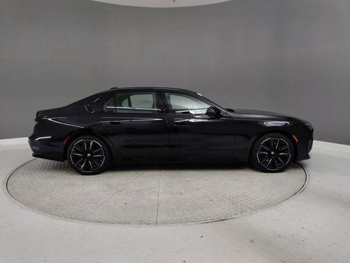 2025 BMW 740 i