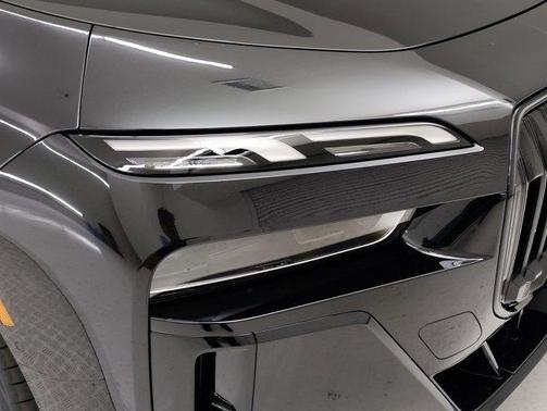 2025 BMW 740 i