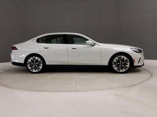 Mineral White Metallic 2026 BMW 530 530i