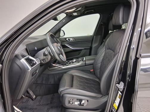 Black Sapphire Metallic 2023 BMW X7 xDrive40i