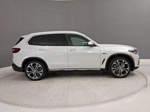 Mineral White Metallic 2023 BMW X5 PHEV xDrive45e