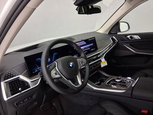 Mineral White Metallic 2026 BMW X7 xDrive40i