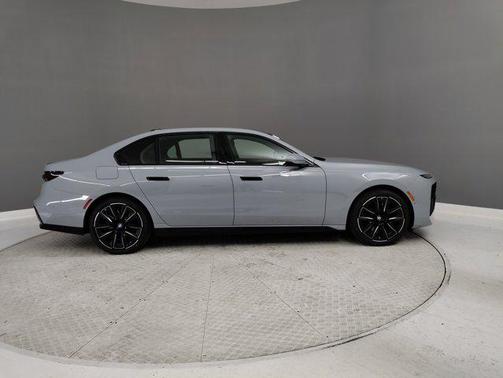 2025 BMW 740 i