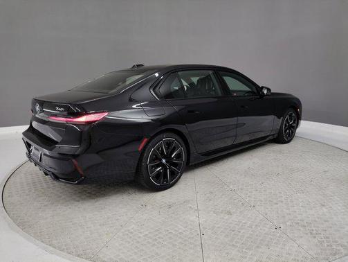 2025 BMW 740 i