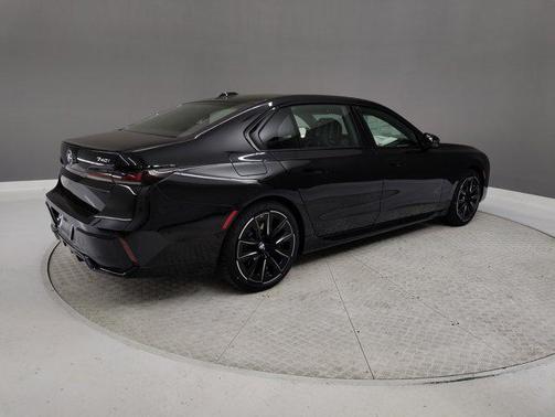 2025 BMW 740 i