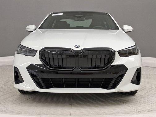 Alpine White 2026 BMW 530 530i