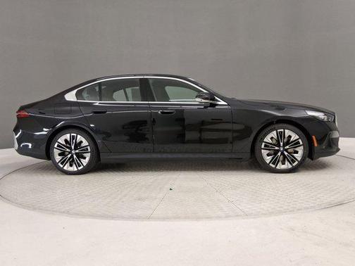 Black Sapphire Metallic 2026 BMW i5 eDrive40