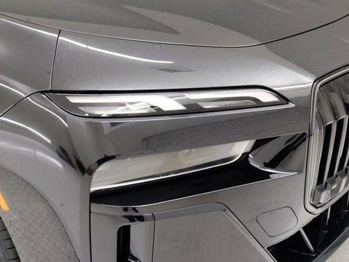 2025 BMW 740 i