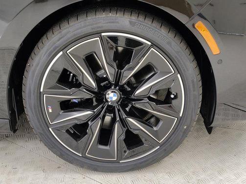 2025 BMW 740 i
