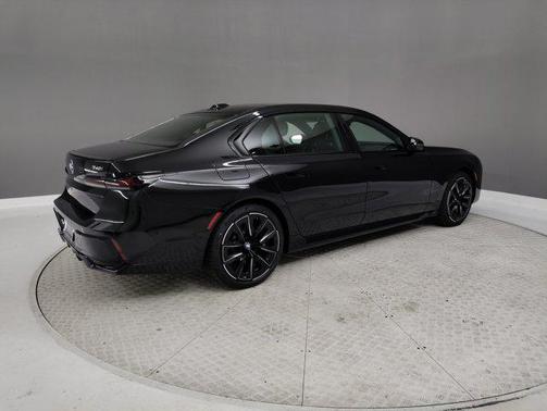 2025 BMW 740 i