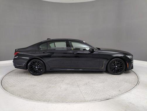 2022 BMW 740 i