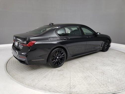 2022 BMW 740 i