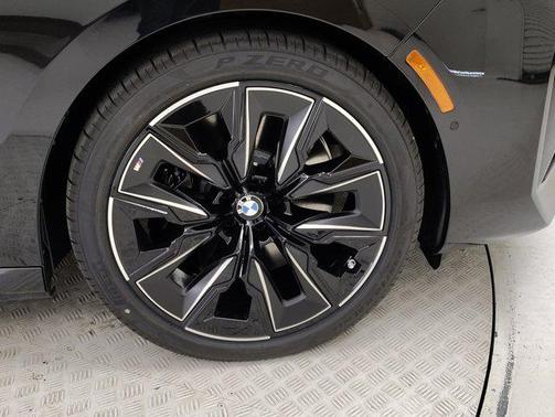2025 BMW 750e i xDrive