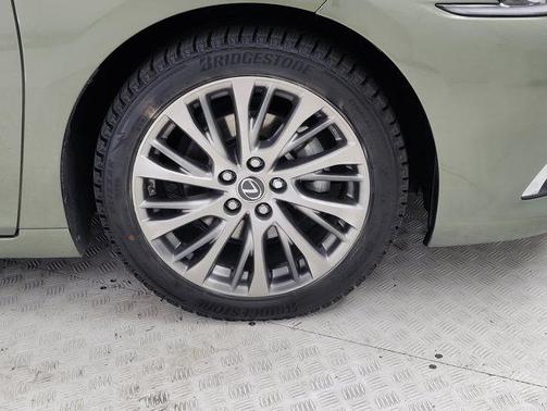 2019 Lexus ES 300h Base