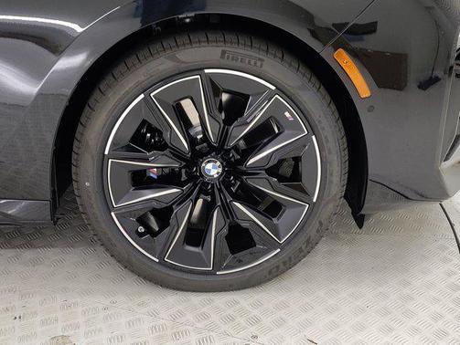 2025 BMW 740 i