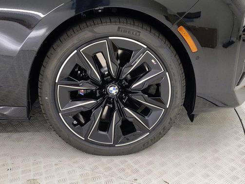 2025 BMW 740 i