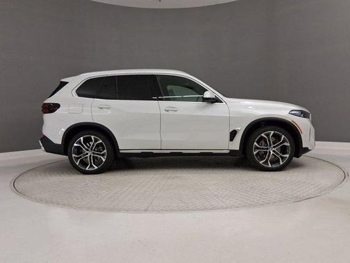 Mineral White Metallic 2026 BMW X5 sDrive40i