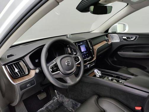 2023 Volvo XC60 B5 Ultimate Bright Theme