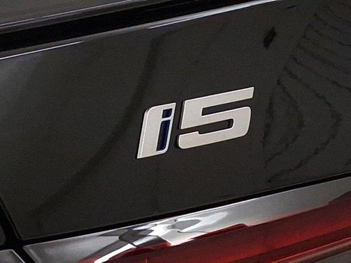 Black Sapphire Metallic 2026 BMW i5 xDrive40