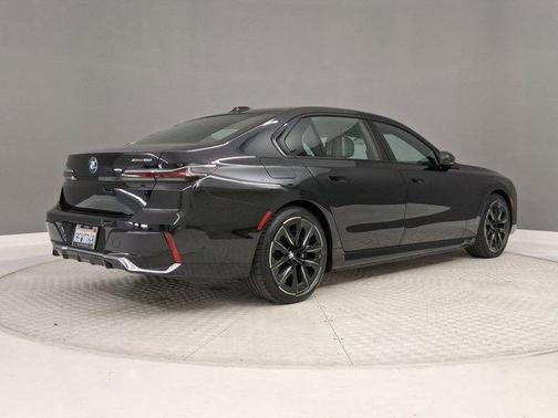 Black Sapphire Metallic 2023 BMW i7 xDrive60