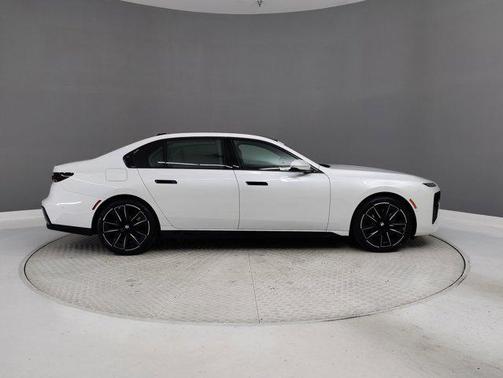 2023 BMW 740 i
