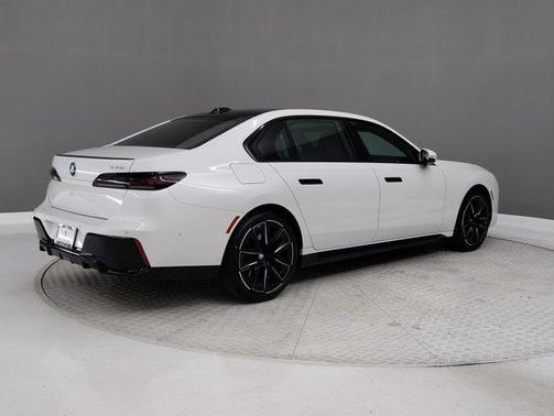 2023 BMW 740 i