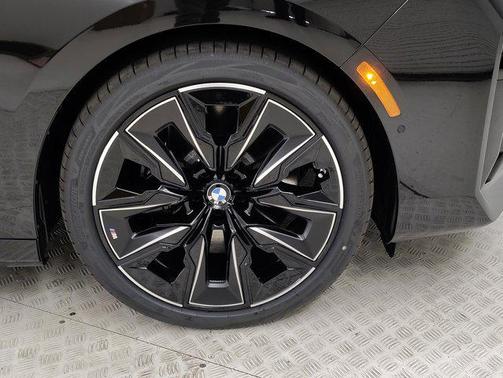 2025 BMW 740 i