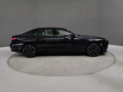 2025 BMW 740 i